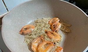 烤味煎虾的制作方法（享受烤肉味道的美味虾菜）