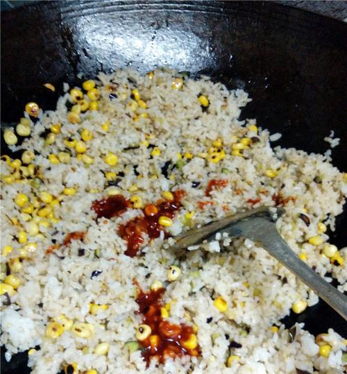 烧烤酱炒饭的制作方法（用烧烤酱打造出美味的炒饭）