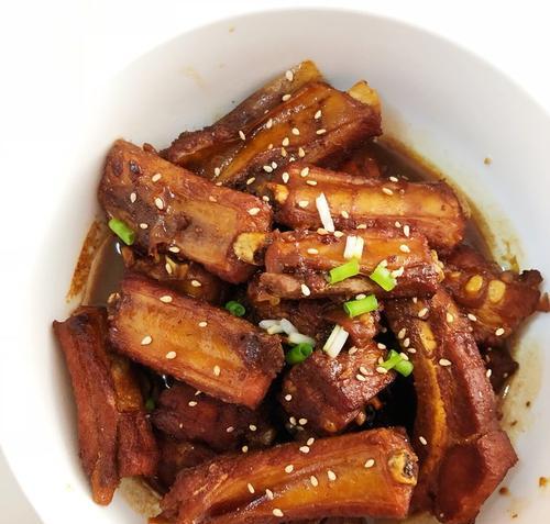 学做央视红烧排骨，美味肉香扑鼻（央视之猪肉红烧排骨的做法分享）