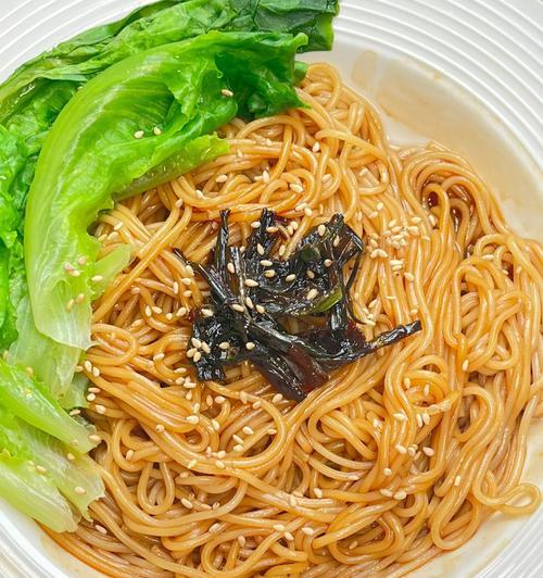 让上班族也能轻松搞定的汤拌面做法（15个步骤让你制作出美味汤拌面）