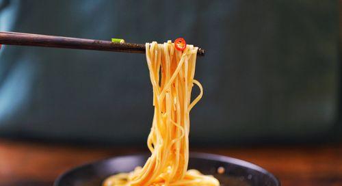 让上班族也能轻松搞定的汤拌面做法（15个步骤让你制作出美味汤拌面）