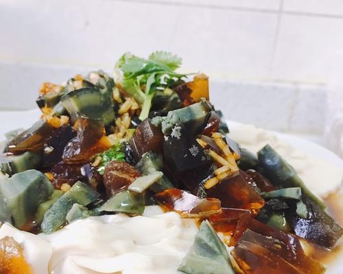 美味可口的鳝鱼皮蛋豆腐汤（家常菜品）