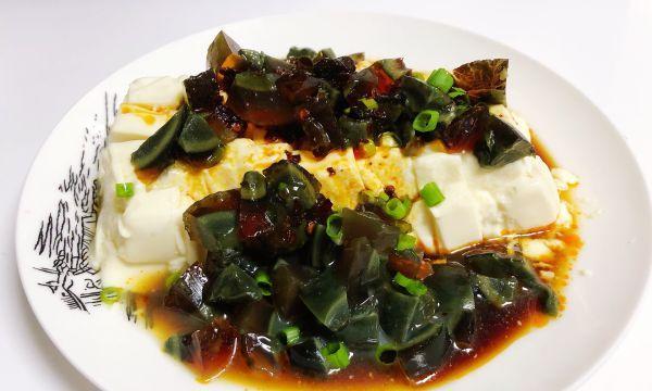 美味可口的鳝鱼皮蛋豆腐汤（家常菜品）