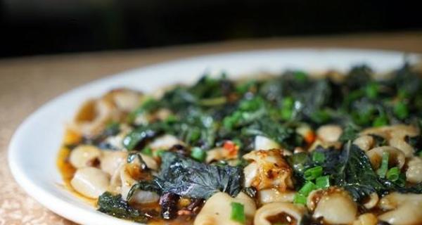 美味可口的鳝鱼皮蛋豆腐汤（家常菜品）