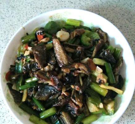 美味健康——鳝鱼炒蒜苗（口感鲜美、营养丰富）