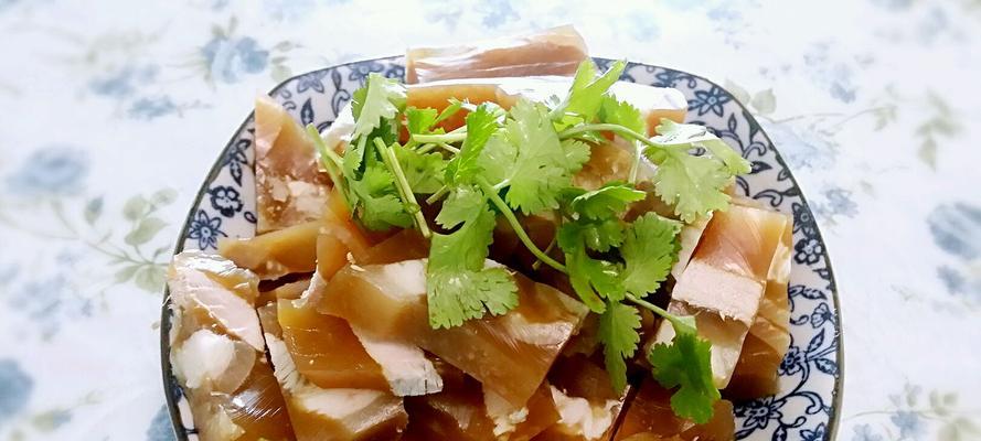 咸鱿鱼蒸五花肉的特色汕尾做法（咸香鲜美）