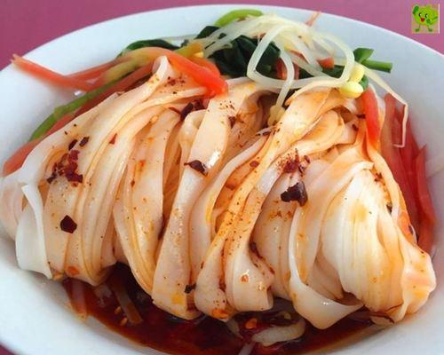 自制陕西凉皮的秘诀（从原料选购到制作技巧）