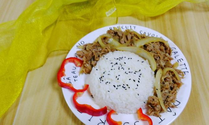 品尝美味山珍肥牛粥（一碗鲜香滋味）