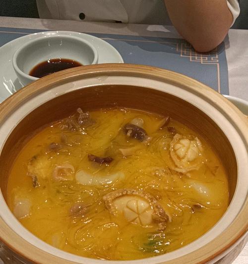 品尝美味山珍肥牛粥（一碗鲜香滋味）