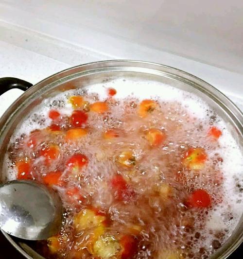冰糖山楂粥——美味又健康的养生食品（山楂的神奇功效与制作冰糖山楂粥的方法）
