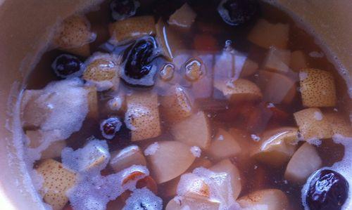 制作美味健康的山楂雪梨汤（家常养生）