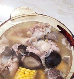 滋补养生的山药玉米板骨汤（以山药为主材）