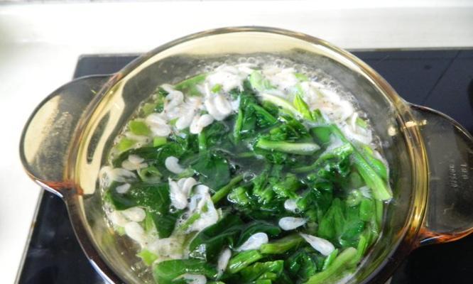 家常美食分享——肉末菠菜鸡蛋汤（健康营养又美味）