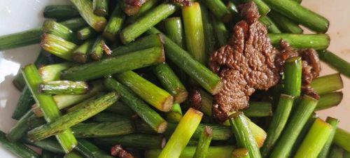 肉香蒜薹丁的美味制作（以肉末爆炒）