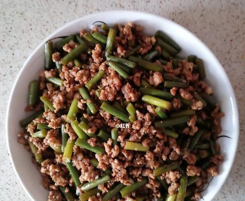 肉香蒜薹丁的美味制作（以肉末爆炒）