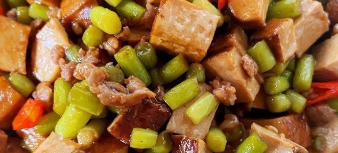 肉香蒜薹丁的美味制作（以肉末爆炒）