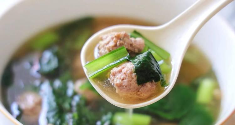 美食大赏——以肉末小白菜汤为主的健康佳肴（一份营养与美味并存的鲜香佳肴）