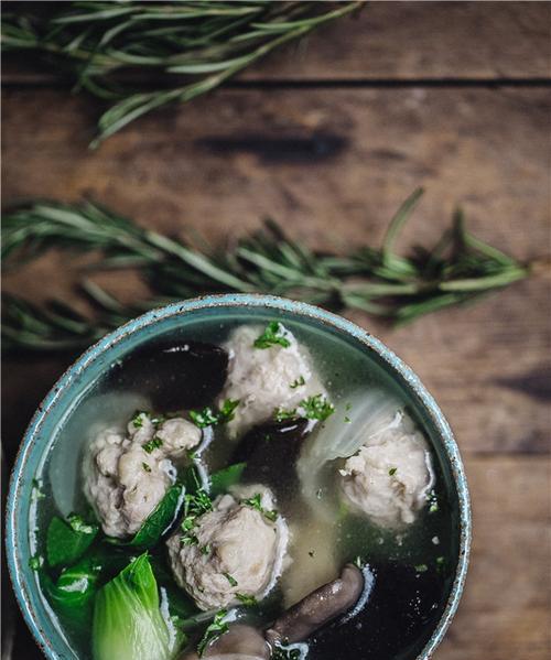 美食大赏——以肉末小白菜汤为主的健康佳肴（一份营养与美味并存的鲜香佳肴）