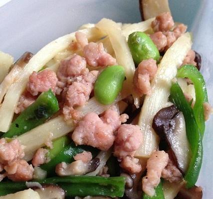 肉末香菇青菜的美食之旅（用新鲜蔬菜和肉末呈现出的美味佳肴）
