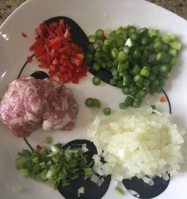 用肉末香菜做出美味的家常菜（简单易学的做法让你的餐桌多了不少色彩）