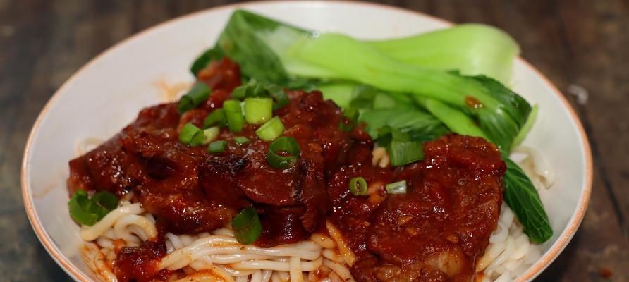 尝试做一碗美味的肉末汤面（一份细腻香浓的汤汁）
