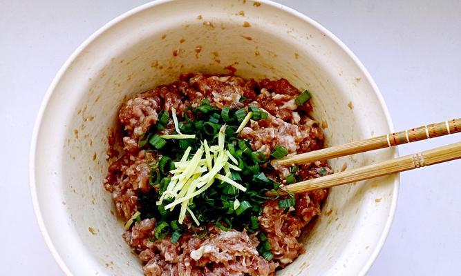 尝试做一碗美味的肉末汤面（一份细腻香浓的汤汁）