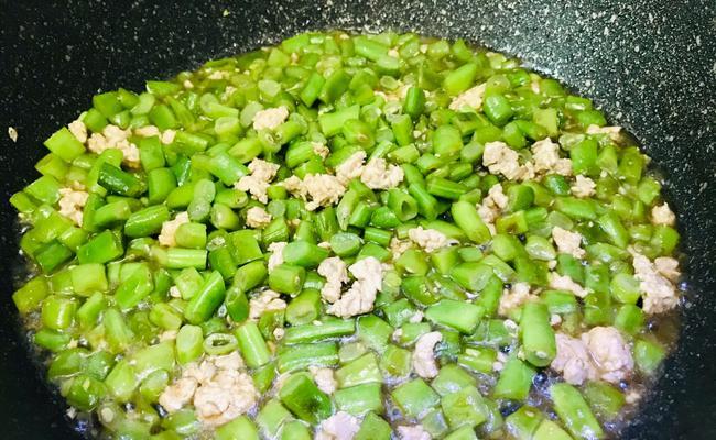 肉末四季豆角的美味做法（四季豆角的清脆口感）