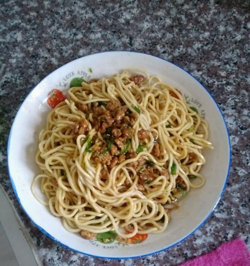美味肉末热拌面（家常美食）