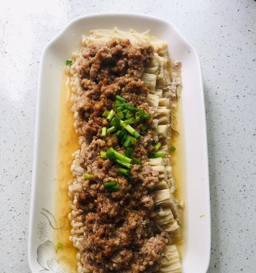 美味又营养的肉末茄汁金针菇（一份简单而又健康的家常美食）