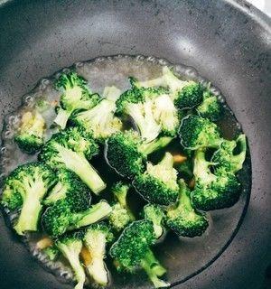 西兰花肉末煲，美味又健康（用鲜美肉末搭配清香西兰花）