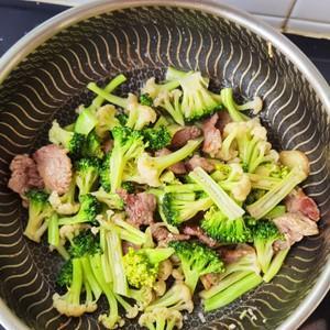 西兰花肉末煲，美味又健康（用鲜美肉末搭配清香西兰花）