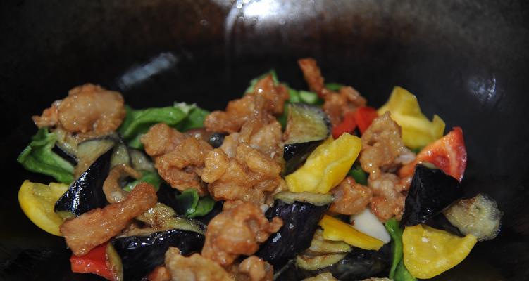 做出美味的肉末莲花茄子（掌握家常菜必备技巧）