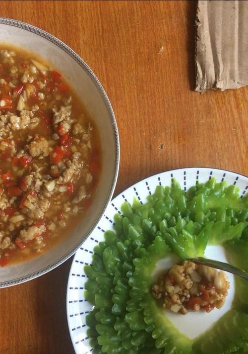 美味又营养的肉末苦瓜菜谱（让你爱上苦瓜的做法）