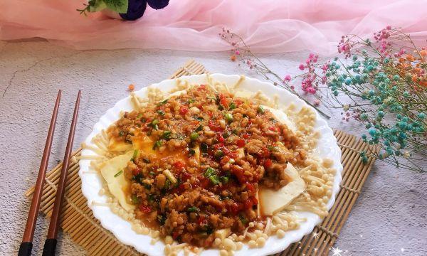 清蒸肉末金针菇，健康美味的佳肴（金针菇肉末的口感与清蒸方式的调味相得益彰）
