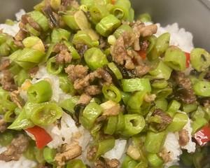 口感鲜美的肉末橄榄菜炒豆角粒（以肉末、橄榄菜和豆角为主要材料）