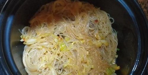 香气四溢的美味粉丝煲，家庭必备的下饭菜（香气四溢的美味粉丝煲）