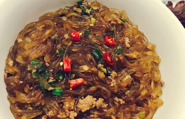 香气四溢的美味粉丝煲，家庭必备的下饭菜（香气四溢的美味粉丝煲）