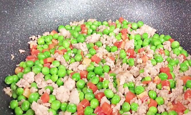 用肉末炒青豌豆，美味又健康（一道简单易做的中式家常菜）