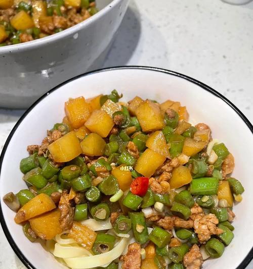 肉末菜椒的美食做法（家常小炒菜的经典之选）