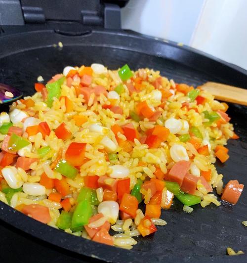 简单易做的肉末彩蔬炒饭（以健康色彩为主的美味佳肴）