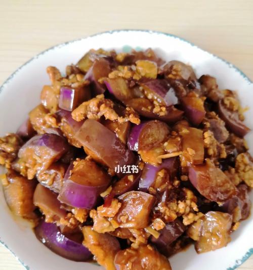 美味肉焖茄的制作方法（用新鲜茄子与肉块慢慢熬煮）