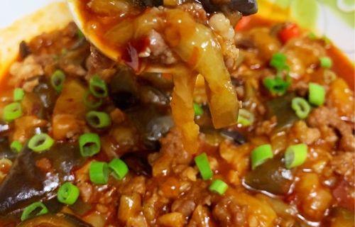 美味可口的肉末茄子（用新鲜茄子和香气扑鼻的肉末制作的美味佳肴）