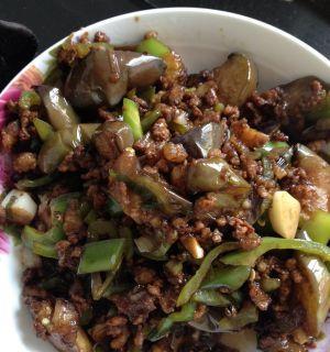 美味可口的肉末茄子（用新鲜茄子和香气扑鼻的肉末制作的美味佳肴）