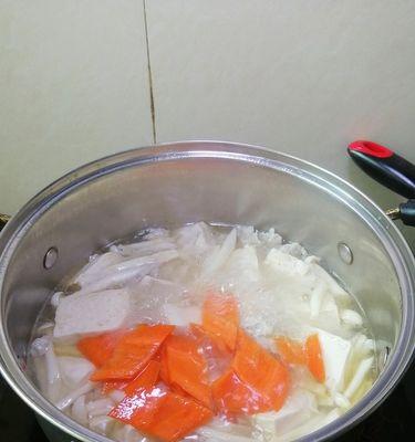 美味健康的肉粒红萝卜血豆腐汤（以红萝卜为主角的汤品）