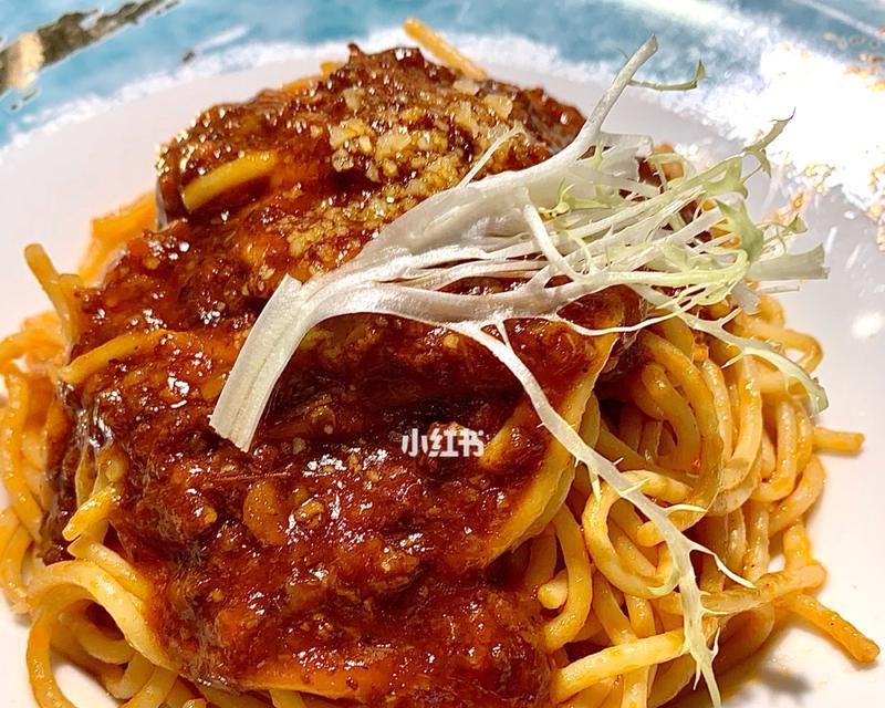 教你如何制作美味肉酱意粉（家庭必备菜谱之肉酱意粉的制作）