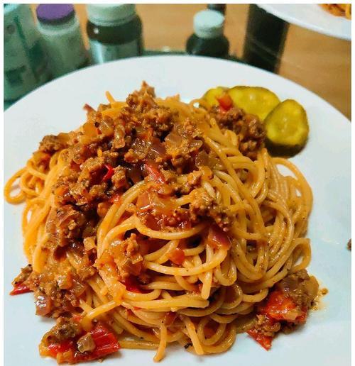 肉酱意大利面家庭版的做法（新手也能轻松做出美味经典意式面食）