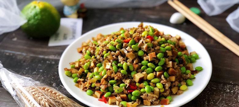 美味可口的肉丁毛豆米大餐（用简单的方作营养又美味的主食）