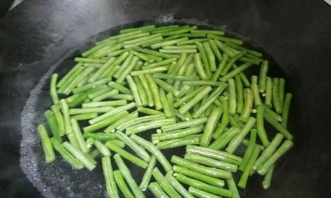 肉丁炒豇豆，美味可口的下饭菜（教你如何将豇豆炒出鲜嫩可口）