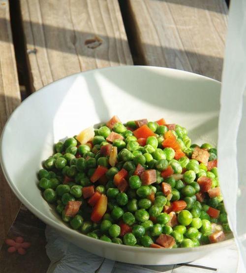 肉丁炒豇豆，美味可口的下饭菜（教你如何将豇豆炒出鲜嫩可口）