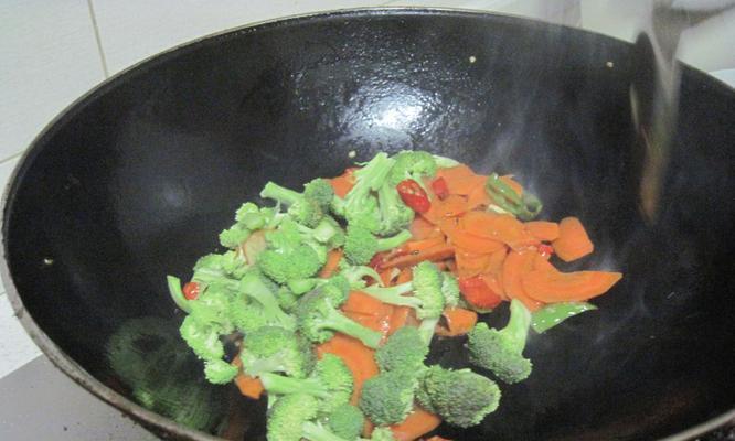 美味佳肴，肉炒西蓝花胡萝卜（用肉香调和蔬菜清香）